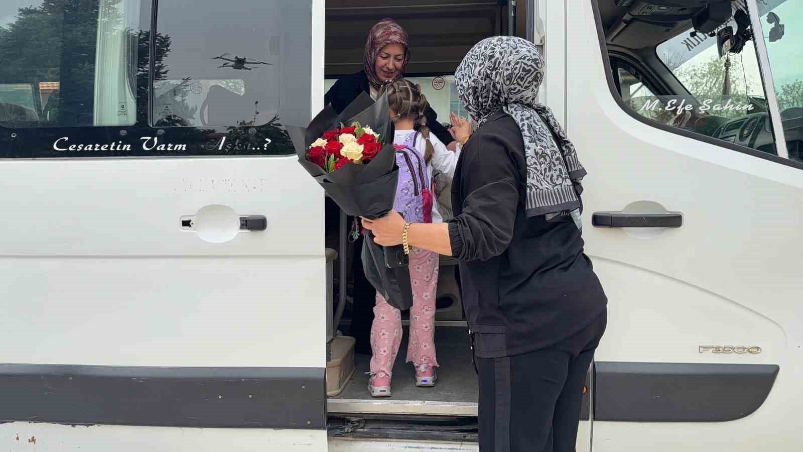 Kendisine emanet edilen minikleri &rsquo;Anne&rsquo; şefkatiyle taşıyor
