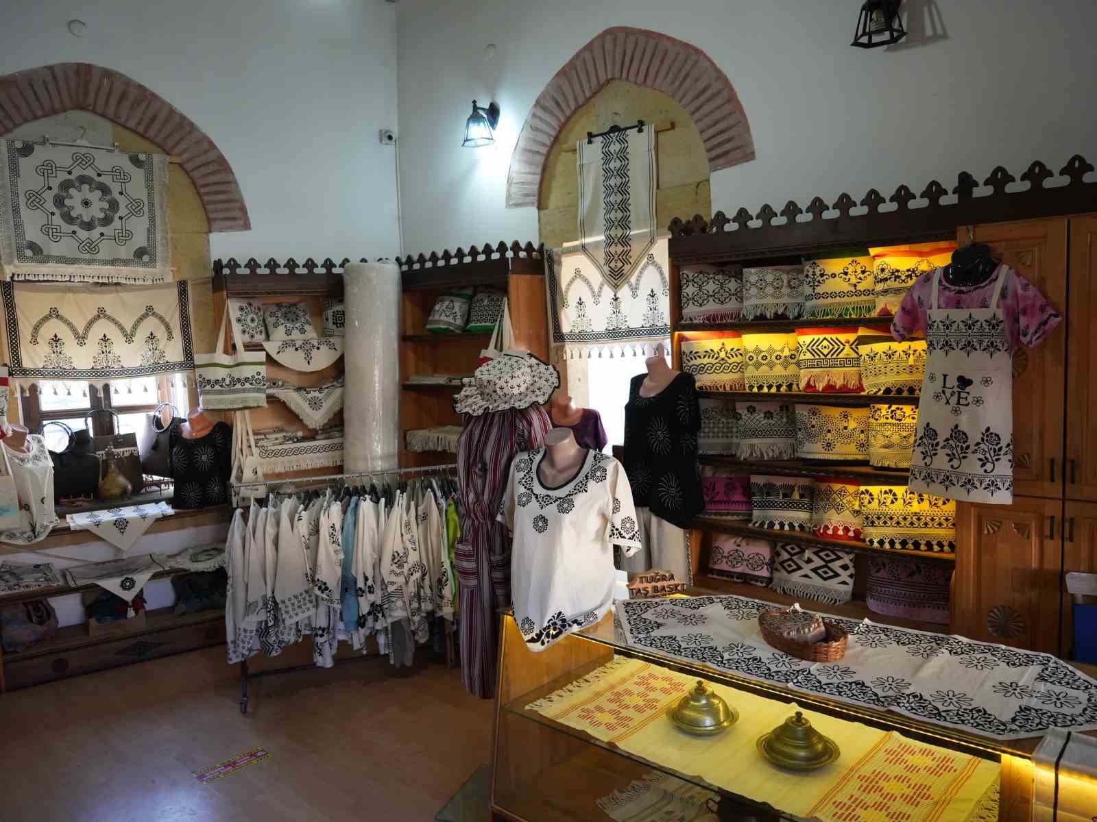 &Ccedil;ocukları i&ccedil;in memurluğu bıraktı, kursta tanıştığı sanatla şimdi kadınlara umut oluyor
