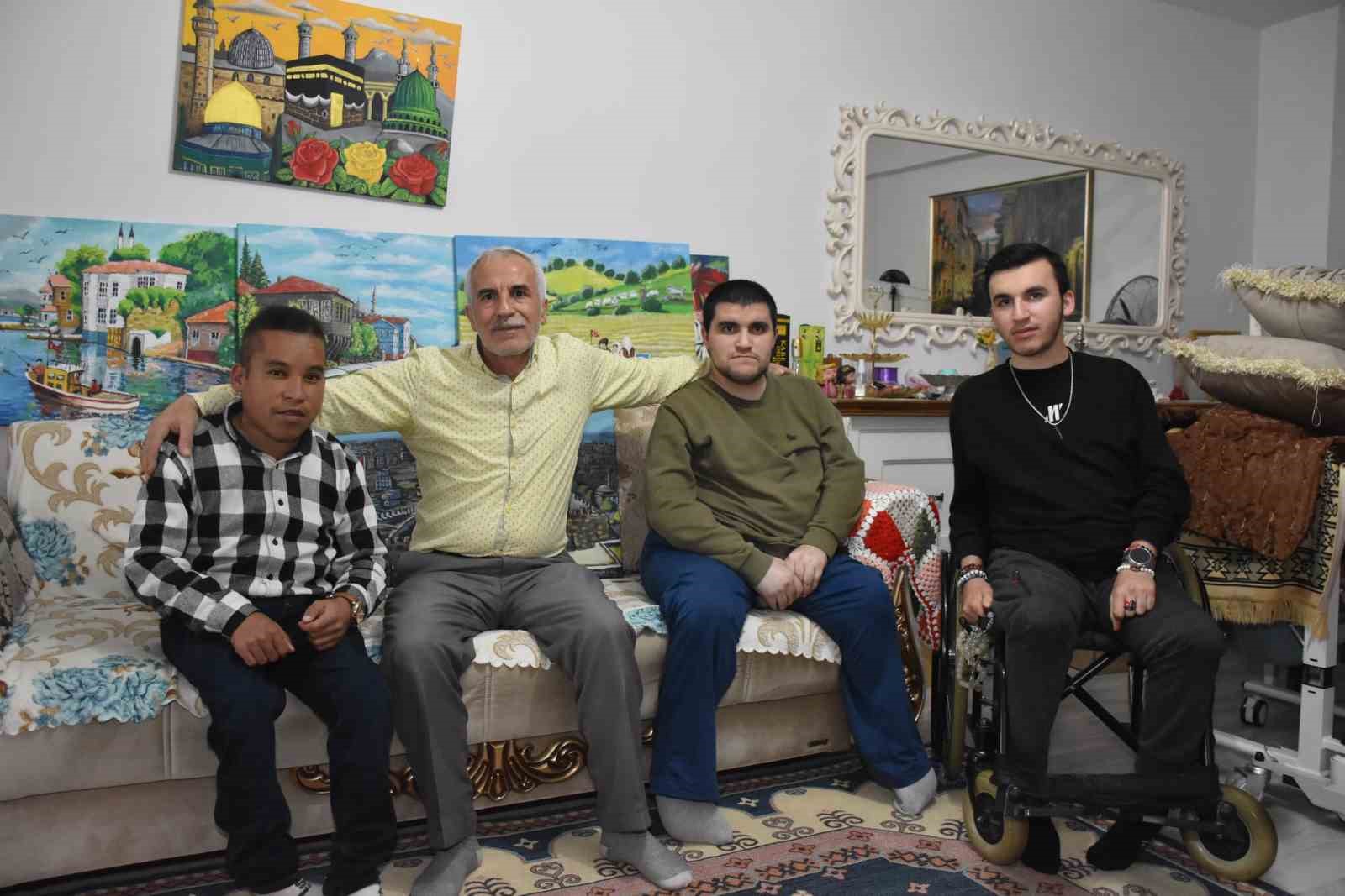 Hayatını 3 engelli oğluna adadı: Şair, ressam ve tiyatrocu kardeşler
