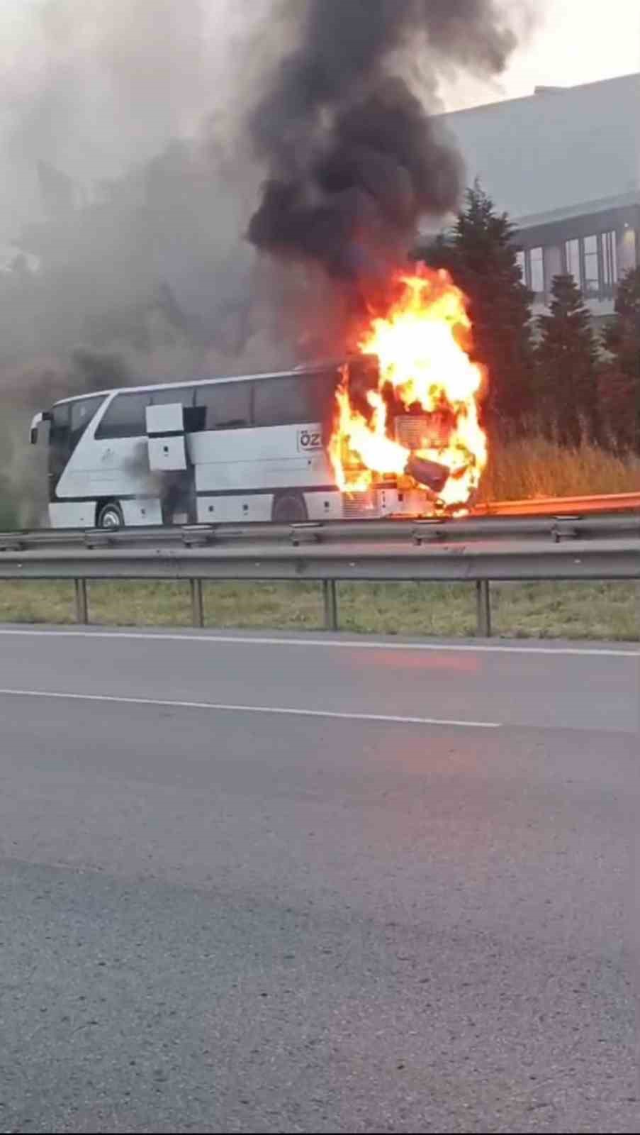 TEM&rsquo;de yolcu otob&uuml;s&uuml; alev alev yandı
