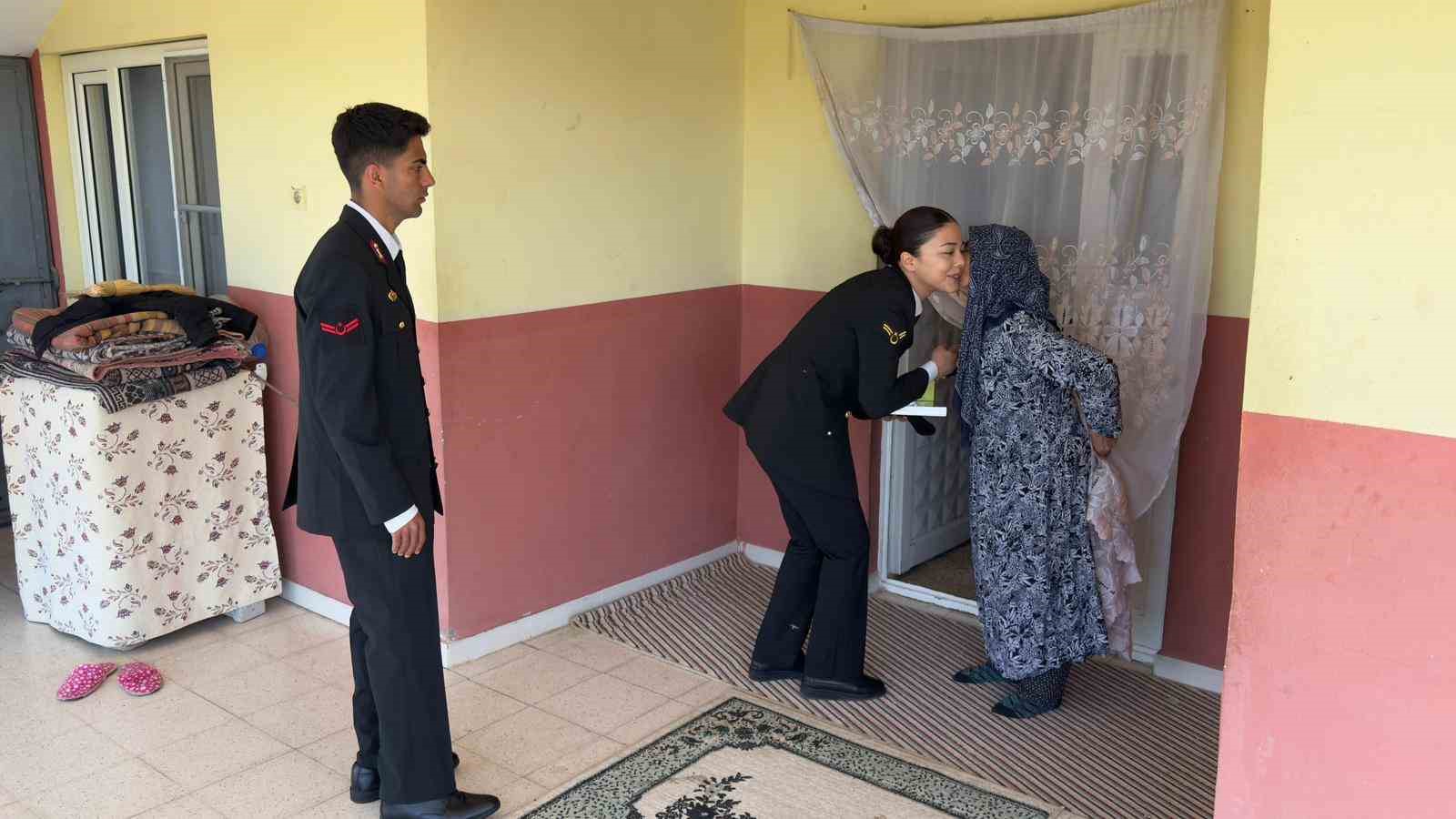 Jandarmadan şehit annelerine anneler g&uuml;n&uuml;nde anlamlı ziyaret
