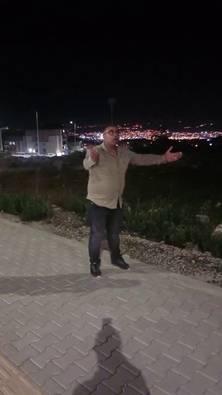 Paletli kep&ccedil;eyi asfalta zarar vererek &ouml;nlem almadan y&uuml;r&uuml;ten firmaya vatandaşlardan tepki
