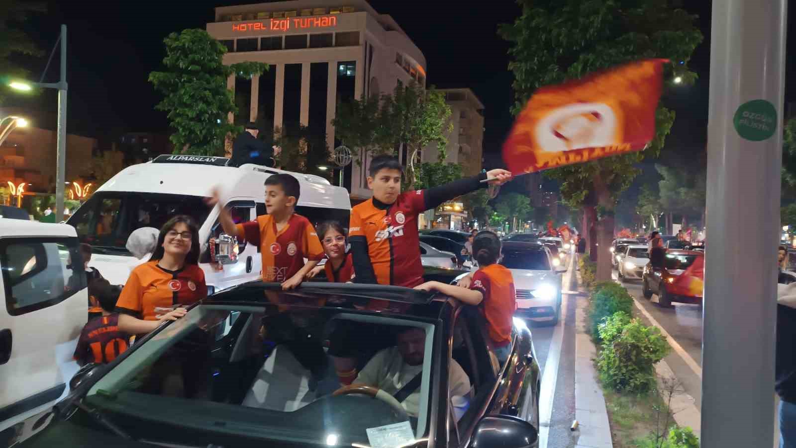Galatasaraylı taraftarlardan Batman&rsquo;da coşkulu kutlama
