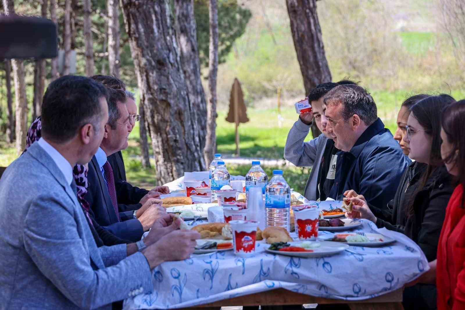 Vali S&ouml;zer, YKS &ouml;ncesi &ouml;ğrencilerle buluştu
