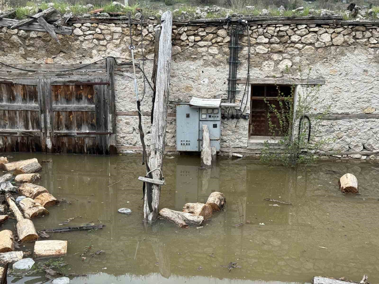 Barajın taşan suyu mahalle girişini kapattı, vatandaşın evine doldu

