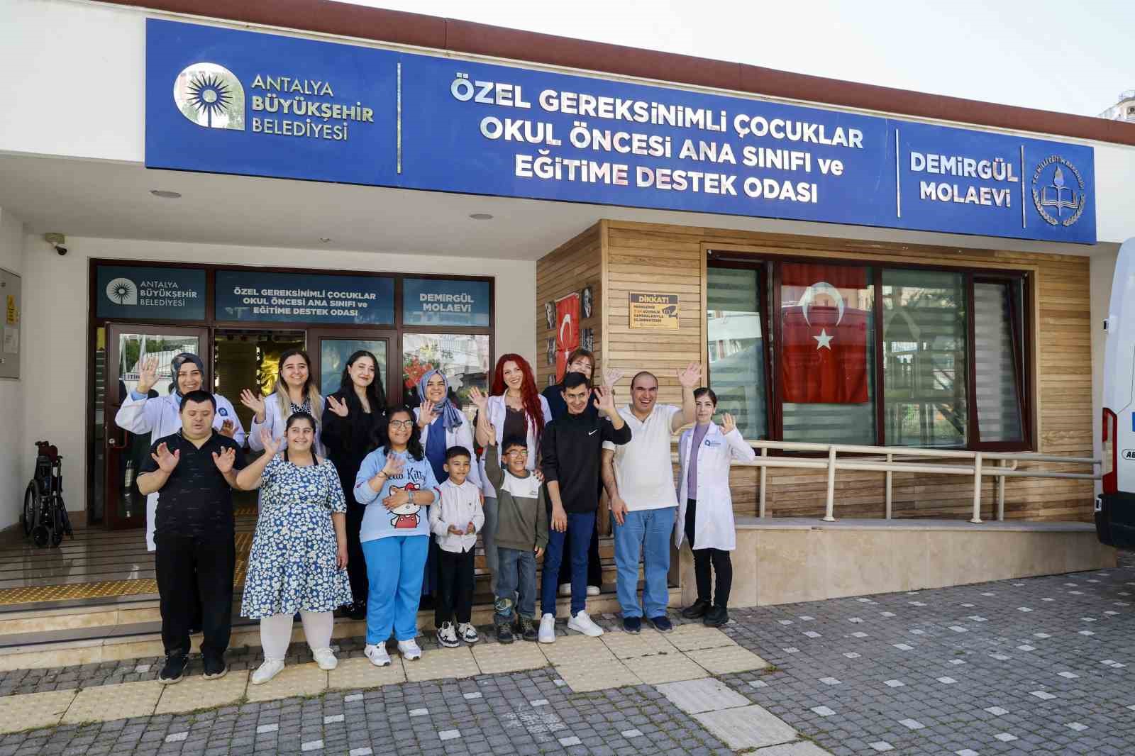 &Ouml;zel bireylerden Anneler G&uuml;n&uuml;&rsquo;ne anlamlı s&uuml;rpriz
