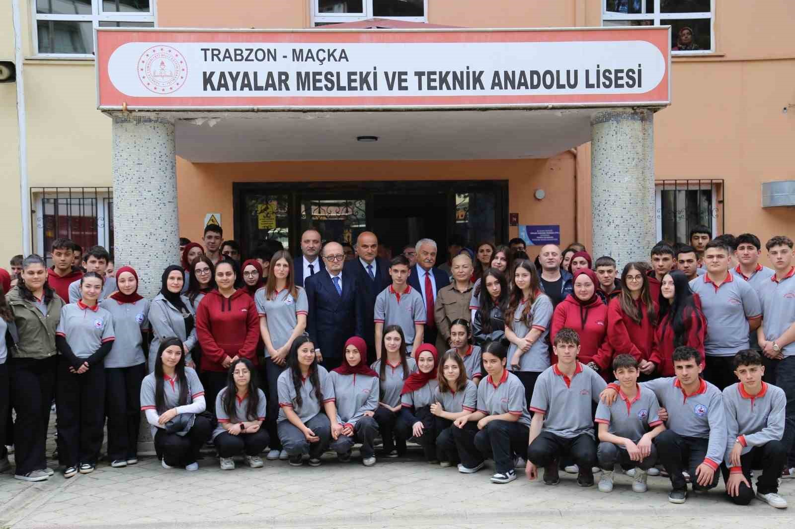 37 yıl sonra a&ccedil;tığı okulda &ouml;ğrencilerle buluştu
