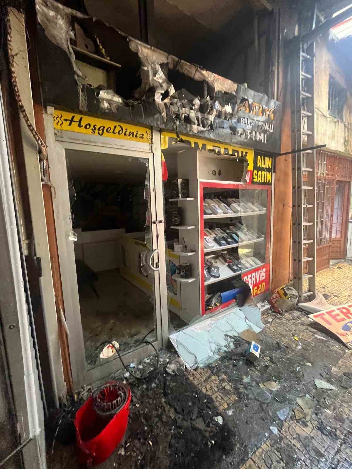 Alevlere teslim olan 3 iş yeri kullanılmaz hale geldi
