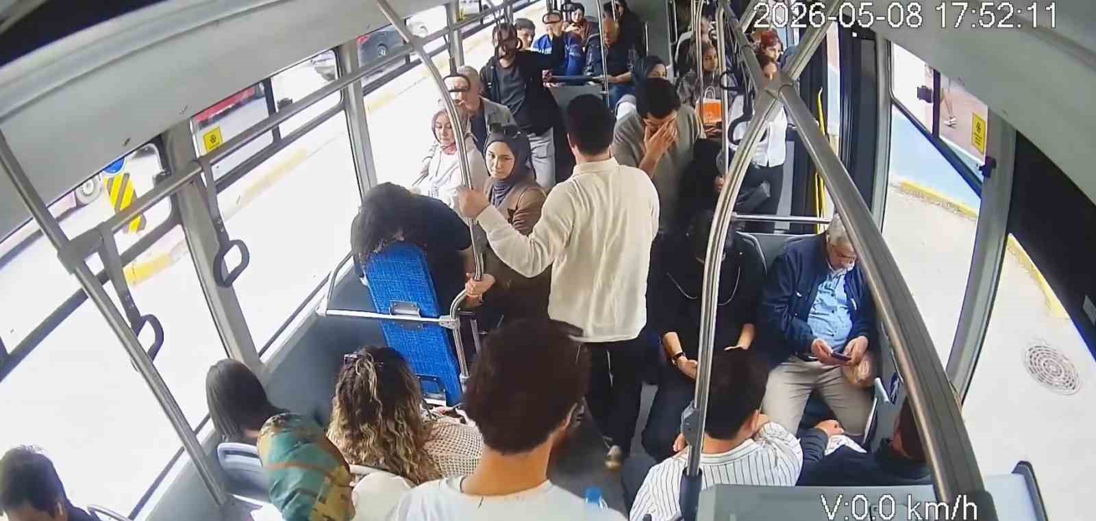 Şoför sürdü, sağlık çalışanı müdahale etti: Otobüsteki panik anları kamerada