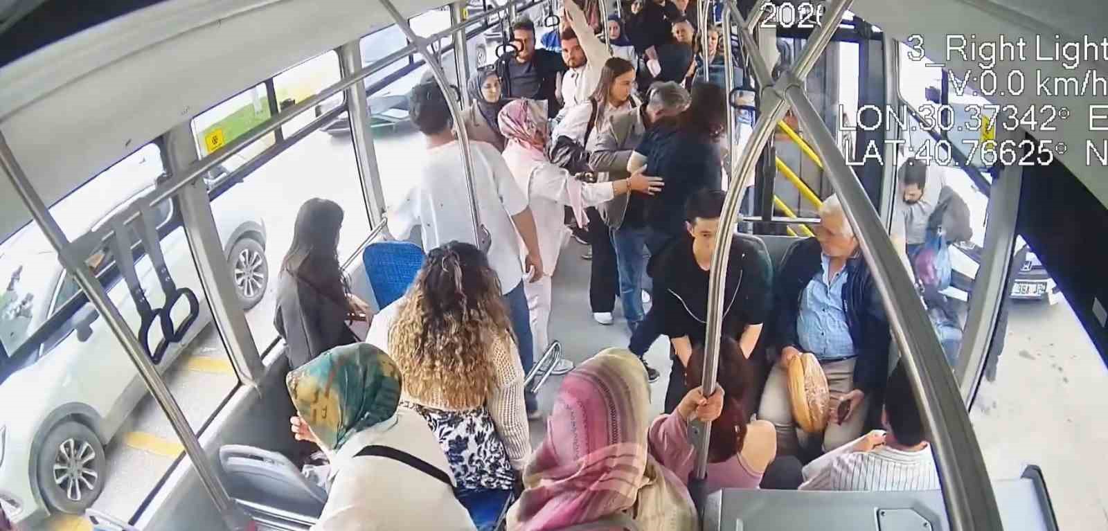 Şof&ouml;r s&uuml;rd&uuml;, sağlık &ccedil;alışanı m&uuml;dahale etti: Otob&uuml;steki panik anları kamerada
