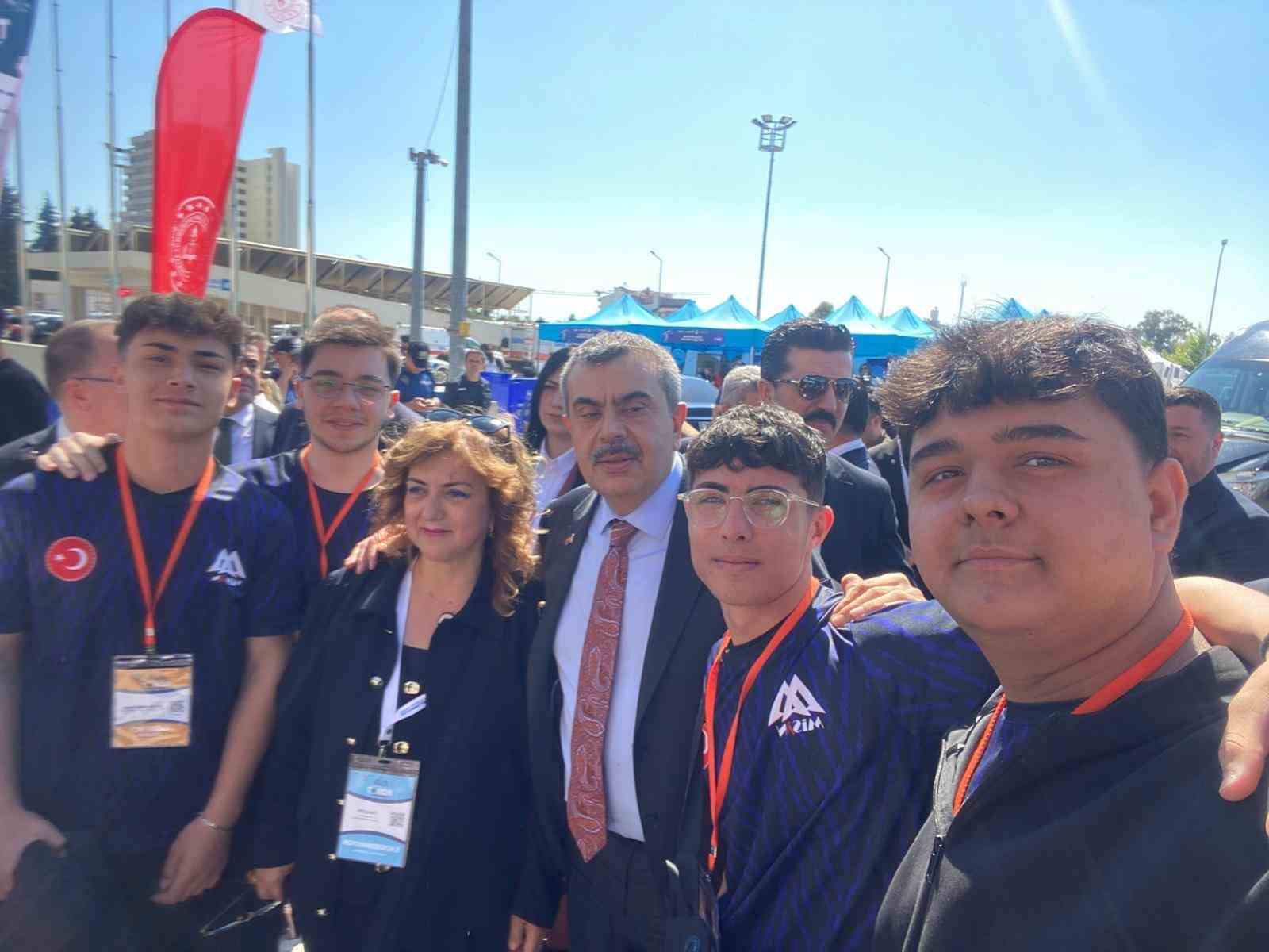 Bilecikli &ouml;ğrencilerden &lsquo;MEB Robot Yarışması&rsquo;nda&rsquo; d&uuml;nya birinciliği
