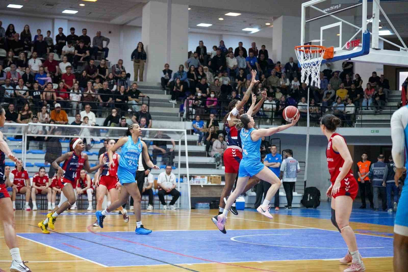 Turgutlu&rsquo;nun sultanları şampiyonluğa bir adım daha yaklaştı
