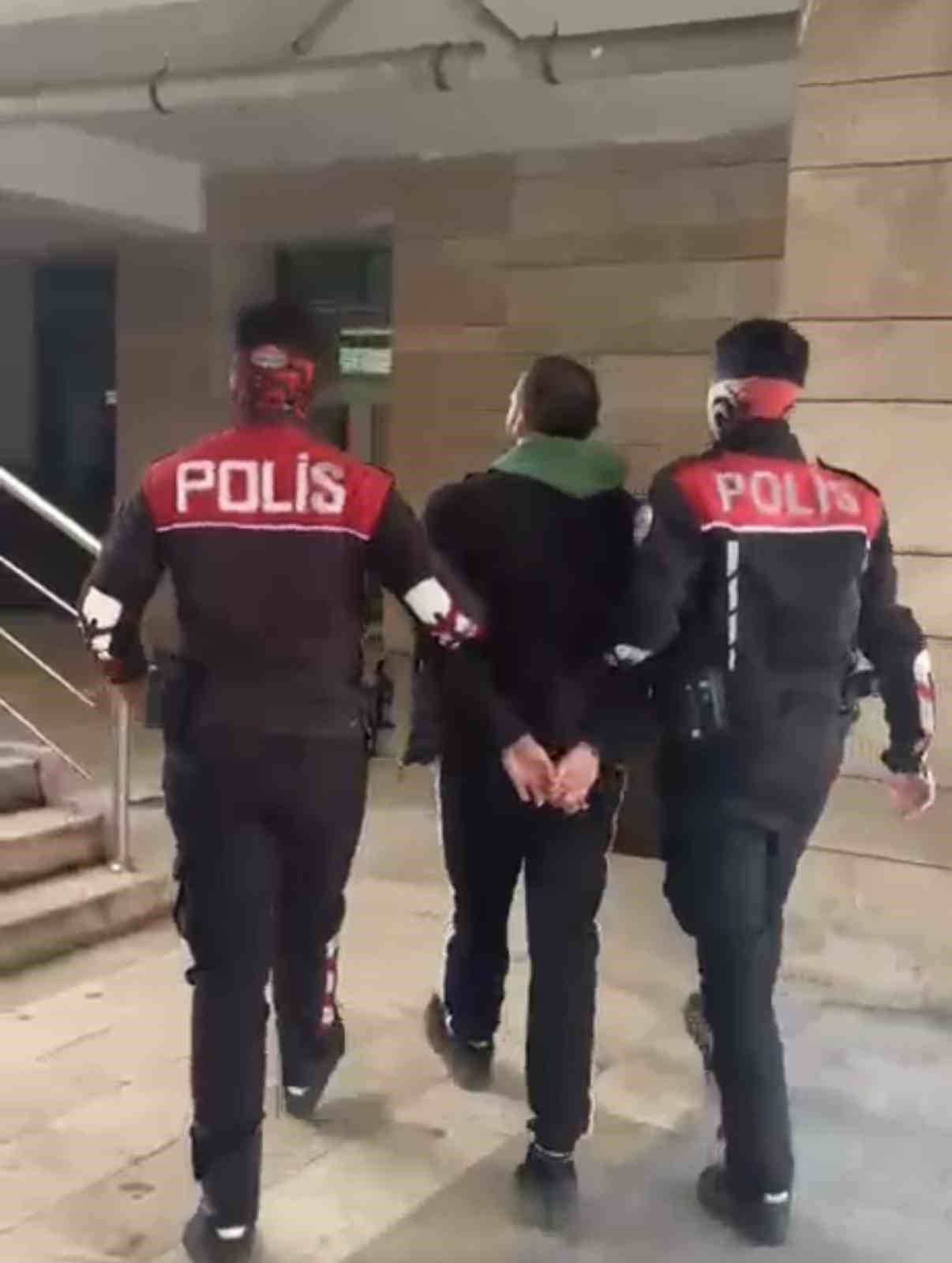 11 yıl 4 ay hapis cezası bulunan hırsızlık h&uuml;k&uuml;ml&uuml;s&uuml; yakalandı
