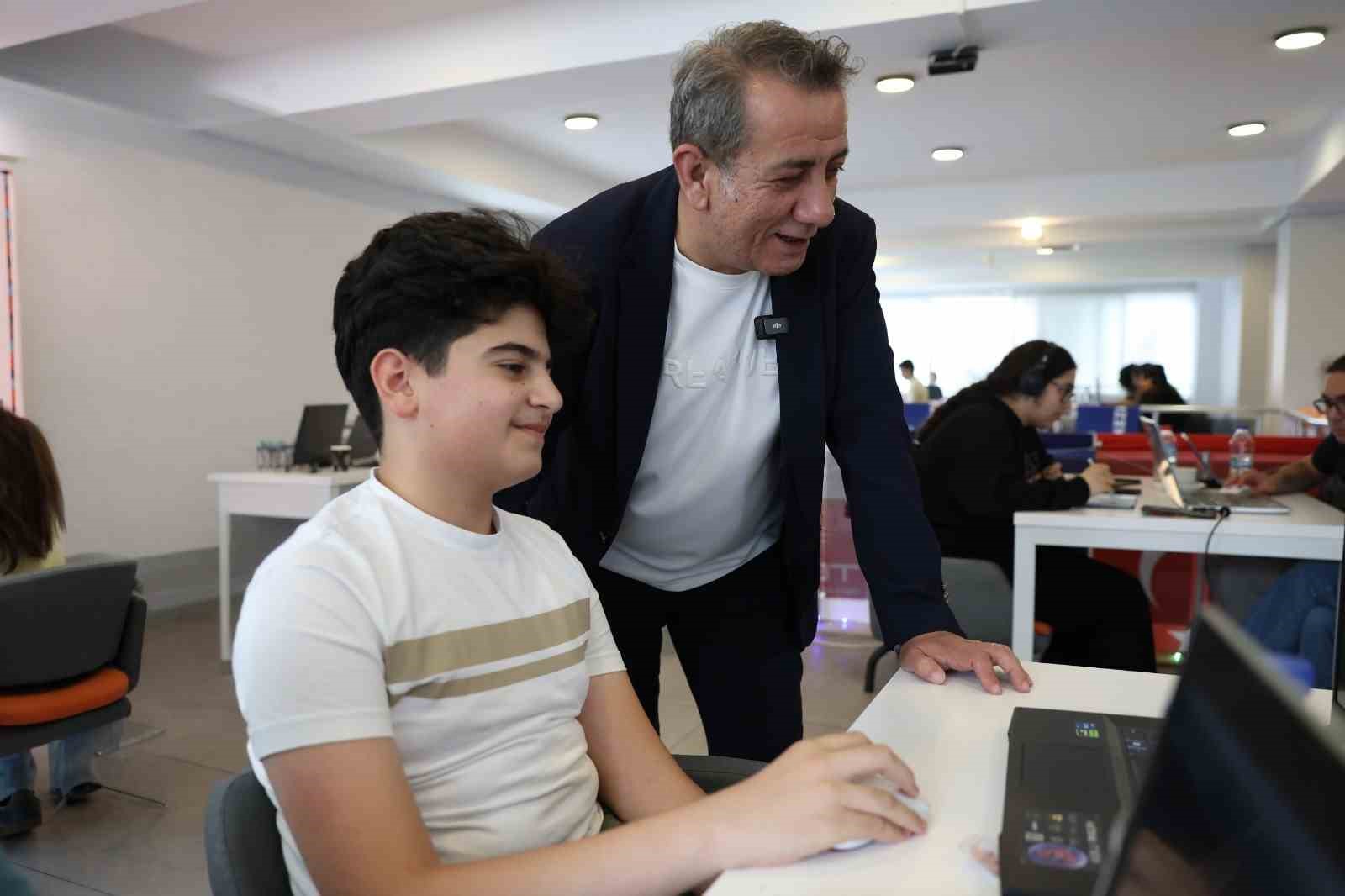 Efeler&rsquo;de gen&ccedil; yazılımcılar tasarladı, Başkan Yetişkin tebrik etti
