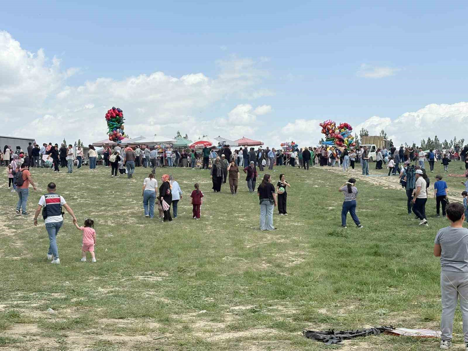 Gökyüzünü uçurtmalar renklendirdi