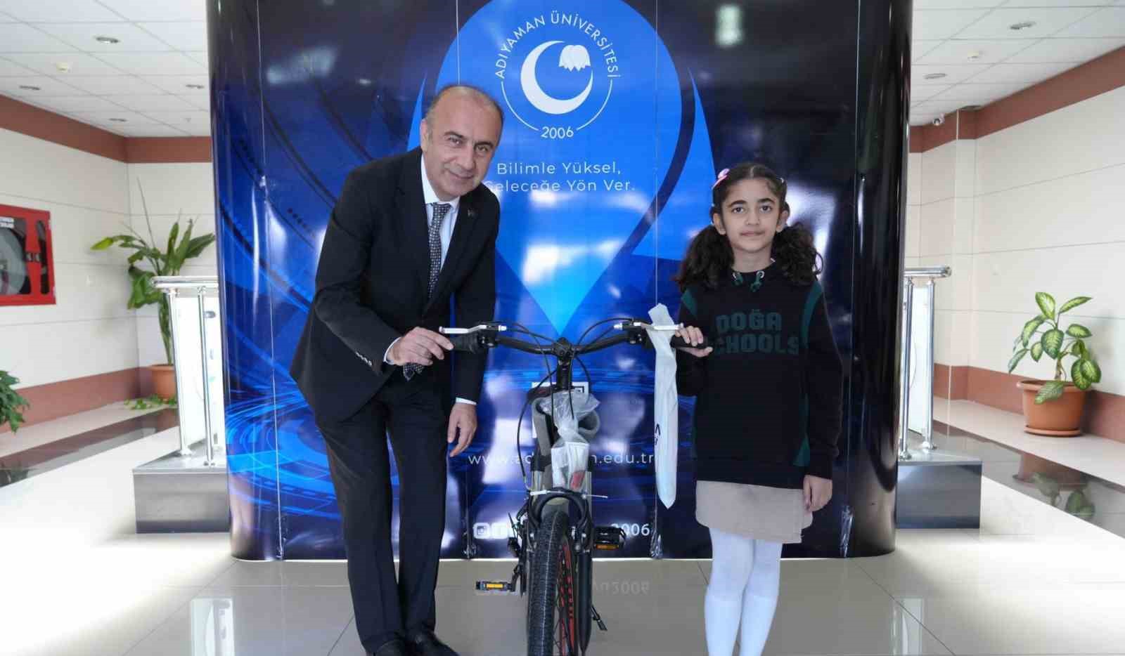 Minik ressamdan b&uuml;y&uuml;k başarı
