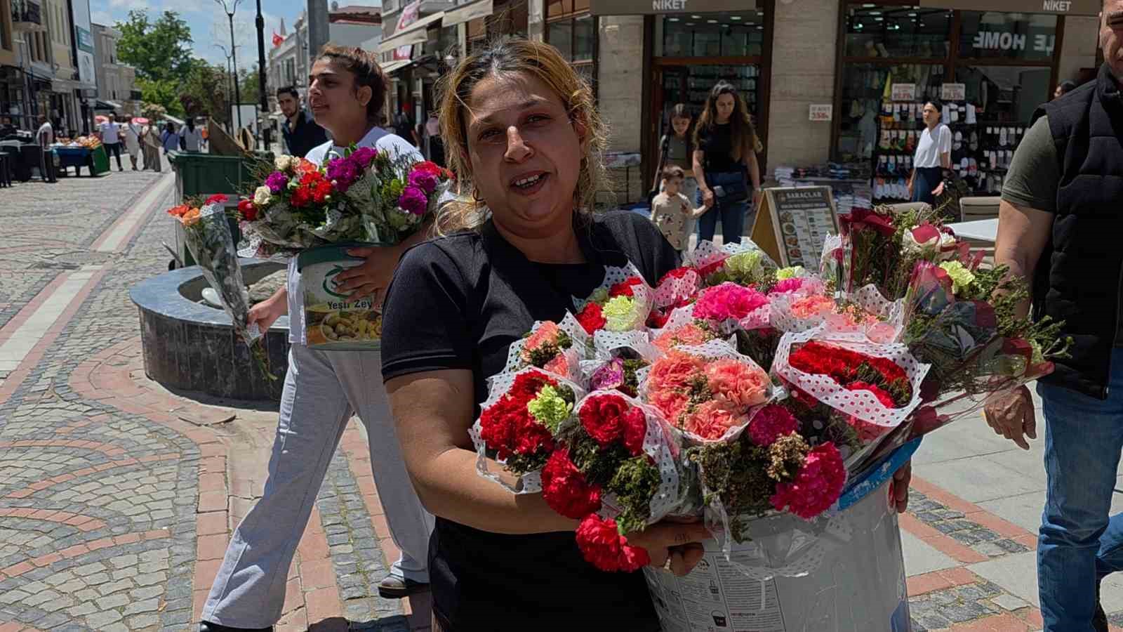 Edirne&rsquo;de Anneler G&uuml;n&uuml;&rsquo;nde &ccedil;i&ccedil;ek satan kadınlar
