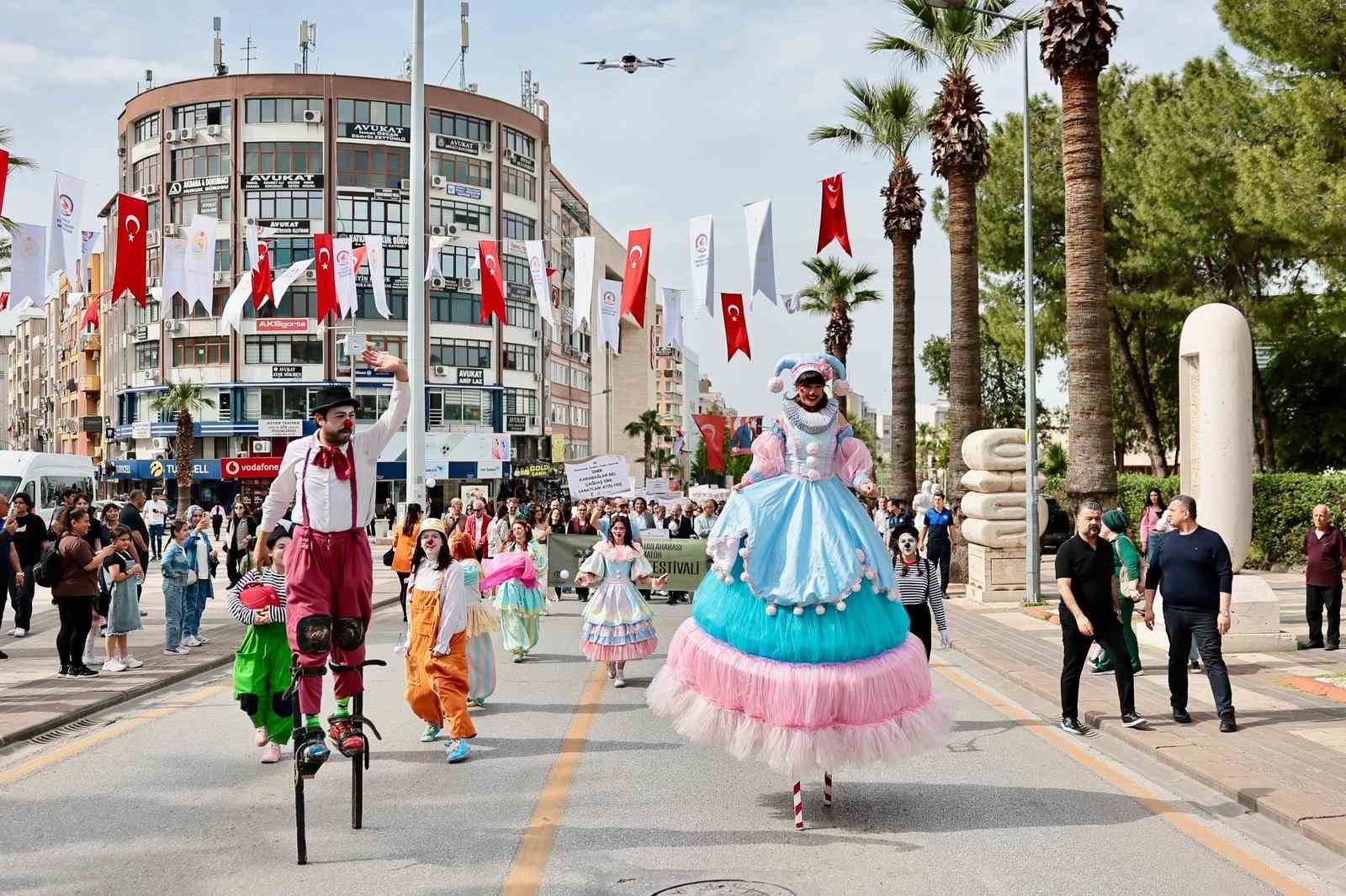 38. Uluslararası Amatör Tiyatro Festivali renkli kortejle başladı