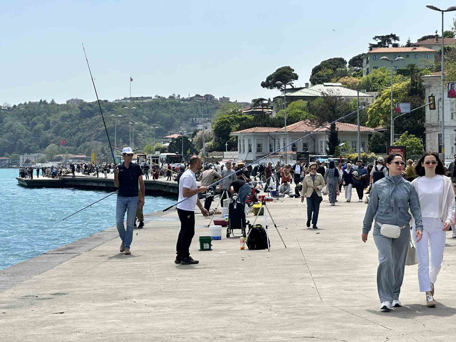 İstanbul&rsquo;da g&uuml;neşi g&ouml;ren sahile koştu
