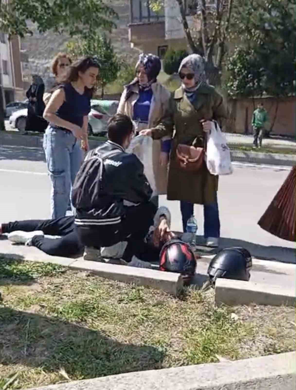 Motosiklet otomobil ile &ccedil;arpıştı: 1 yaralı
