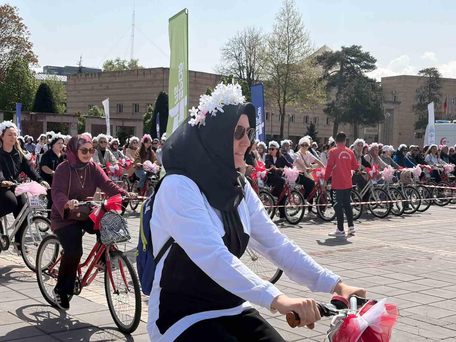 Y&uuml;zlerce anne Anneler G&uuml;n&uuml;&rsquo;nde pedalladı
