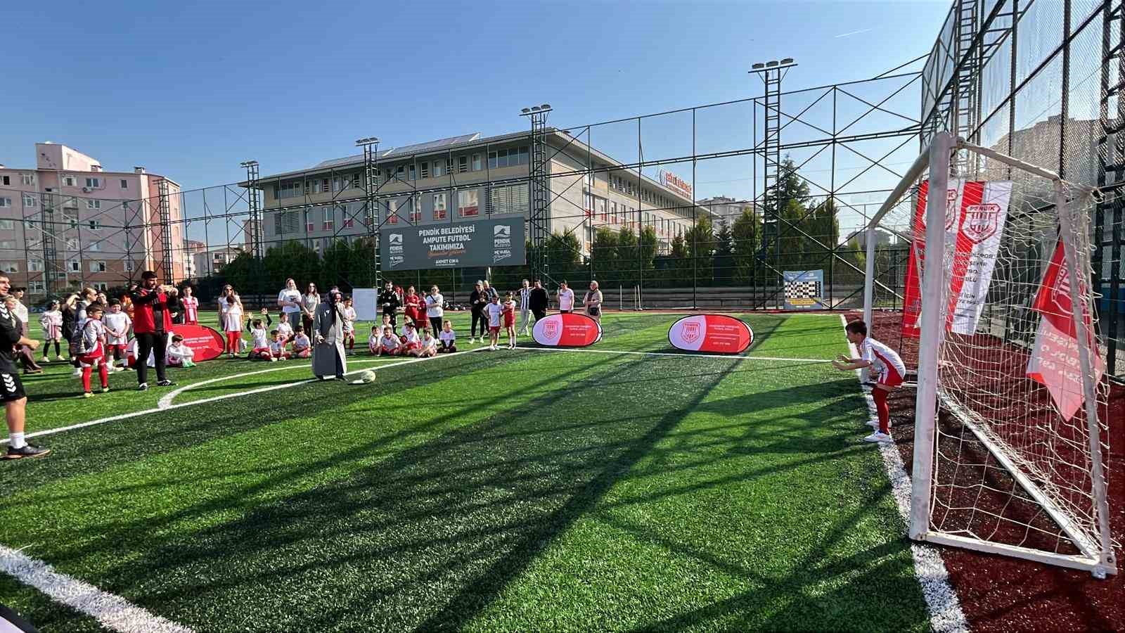 Anneler G&uuml;n&uuml;&rsquo;nde &ccedil;ocuklarına penaltı attılar
