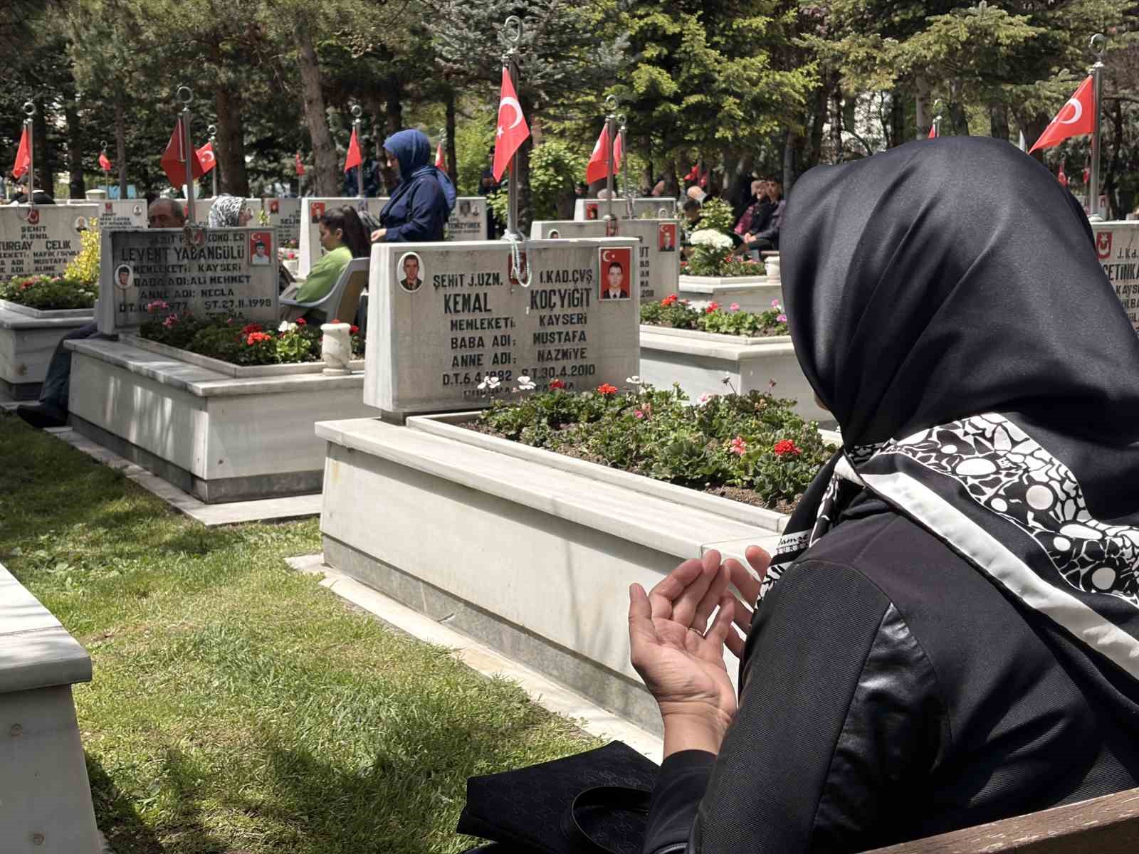 Şehit anneleri, Anneler Günü’nde evlatlarına koştu