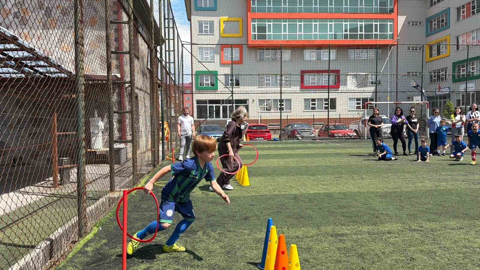 Hopa’da Anneler Günü yeşil sahada kutlandı