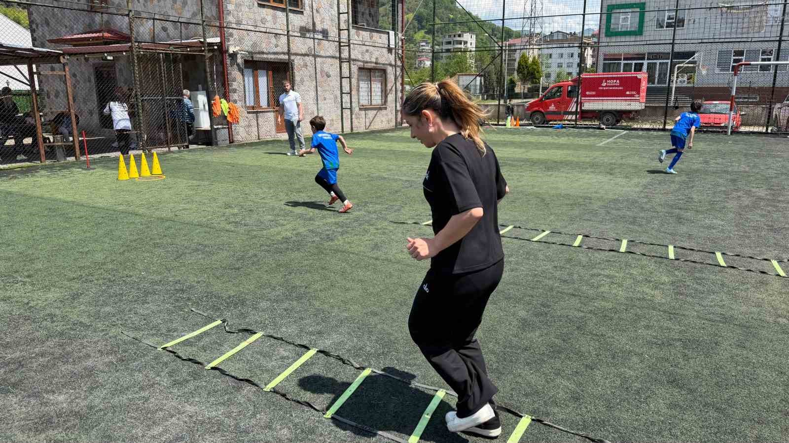 Hopa&rsquo;da Anneler G&uuml;n&uuml; yeşil sahada kutlandı
