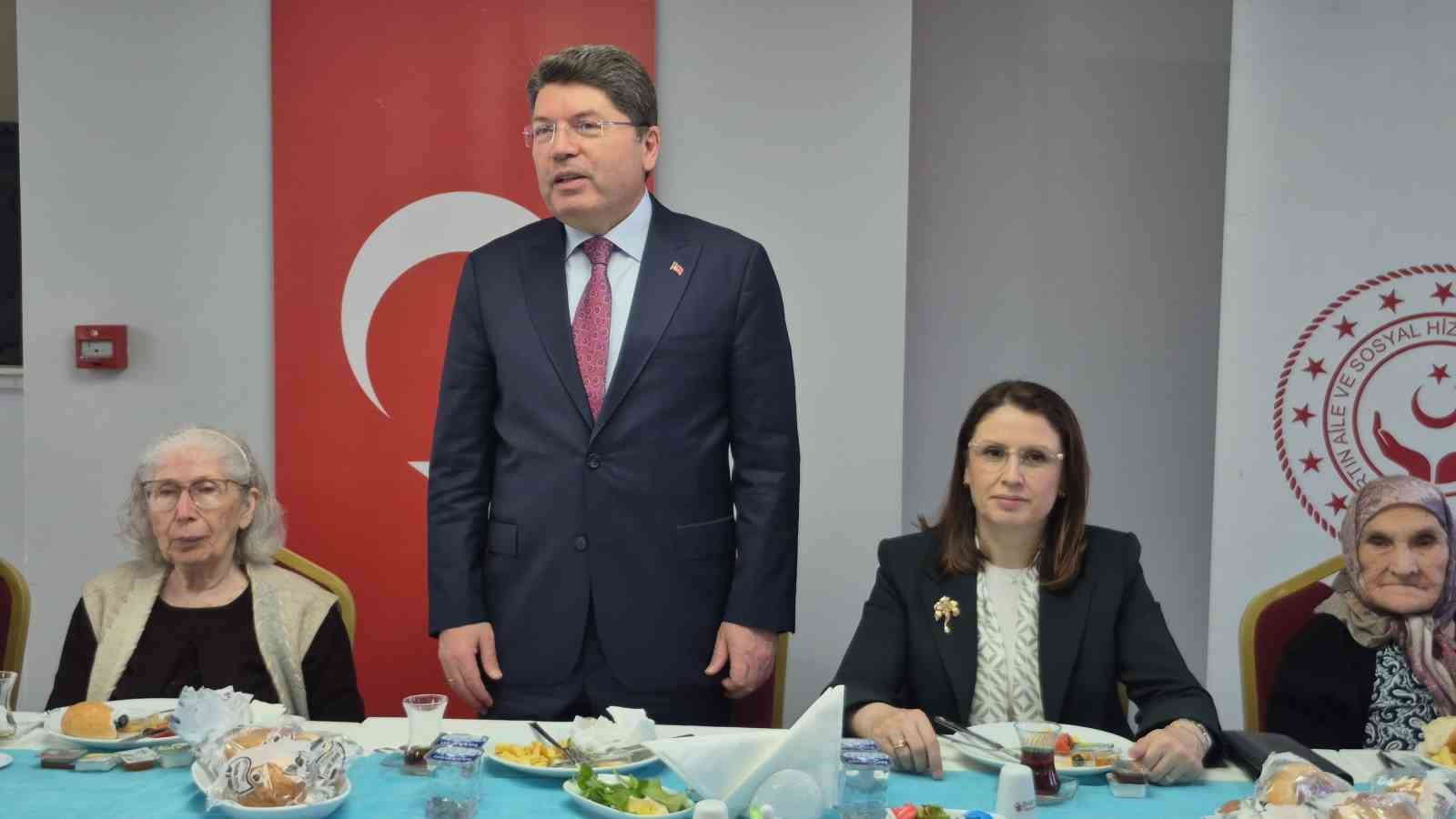 &Ouml;nce annesinin mezarını ziyaret etti sonra şehit anneleri ile buluştu
