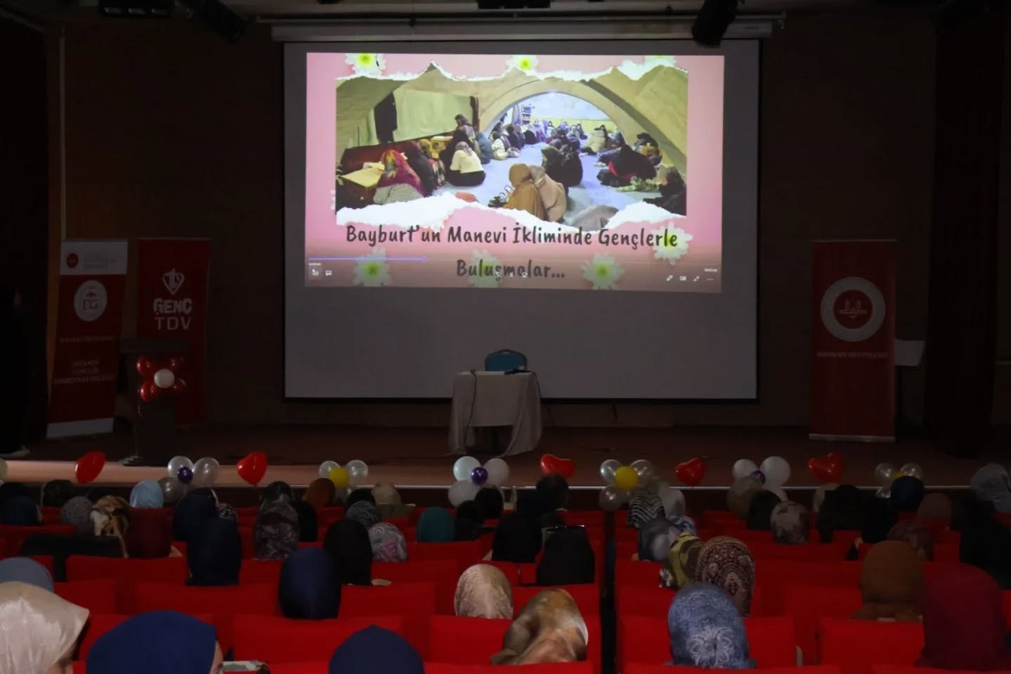 Bayburt’ta üniversite öğrencileri yıl sonu buluşmasında bir araya geldi