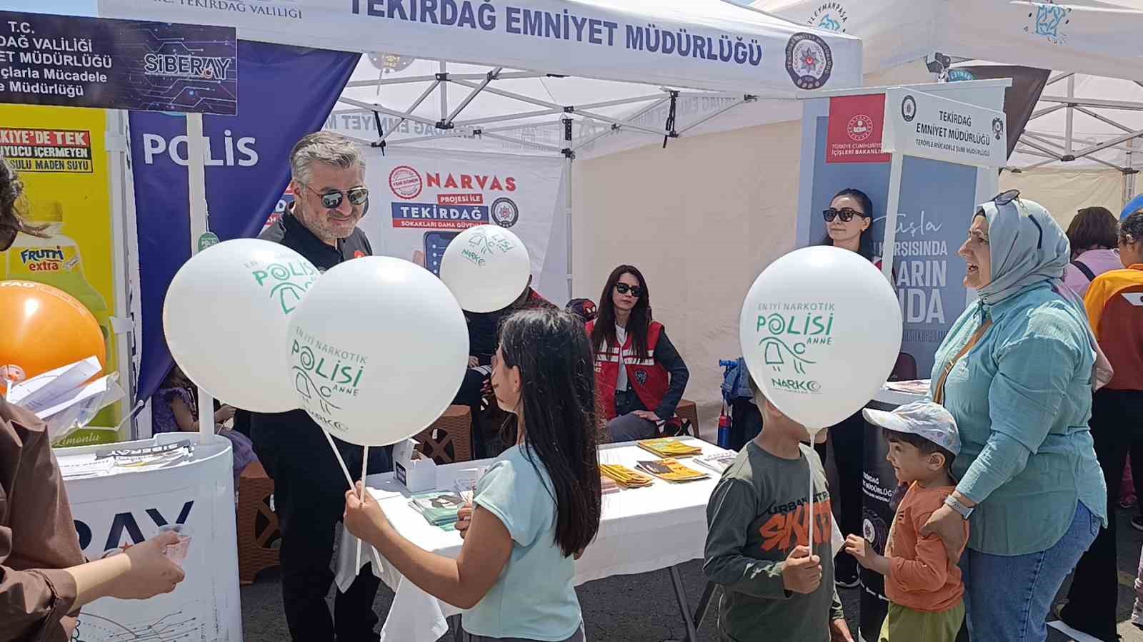 Tekirdağ polisi anne ve &ccedil;ocukları sevindirdi
