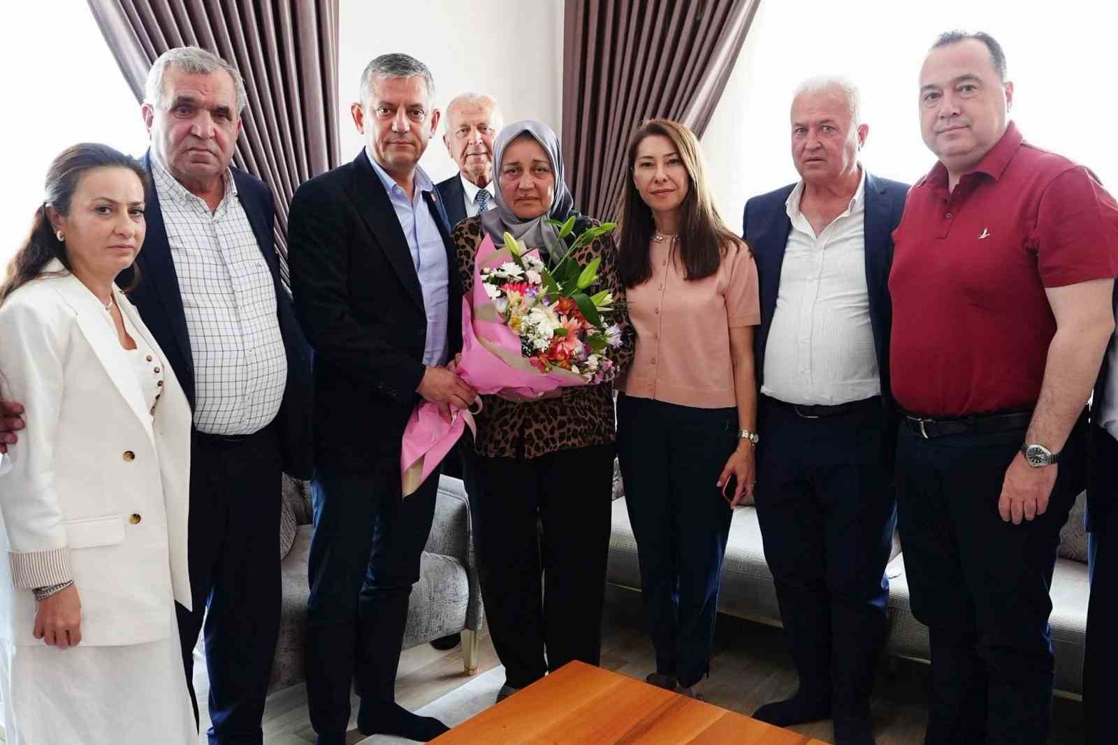 &Ouml;zg&uuml;r &Ouml;zel&rsquo;den Anneler G&uuml;n&uuml;&rsquo;nde duygu dolu ziyaret
