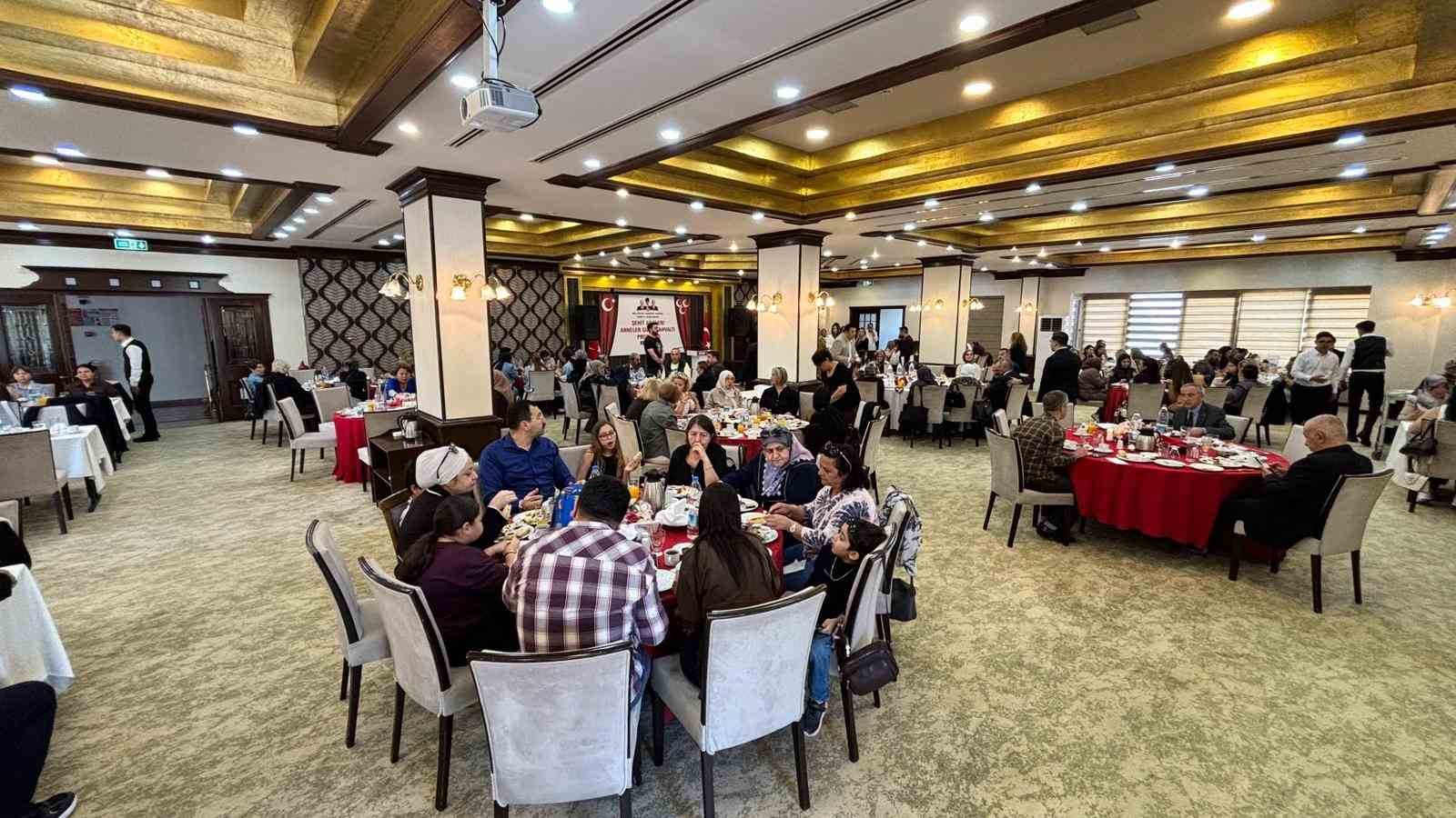 MHP İzmir İl Başkanlığı&rsquo;ndan anlamlı Anneler G&uuml;n&uuml; kutlaması

