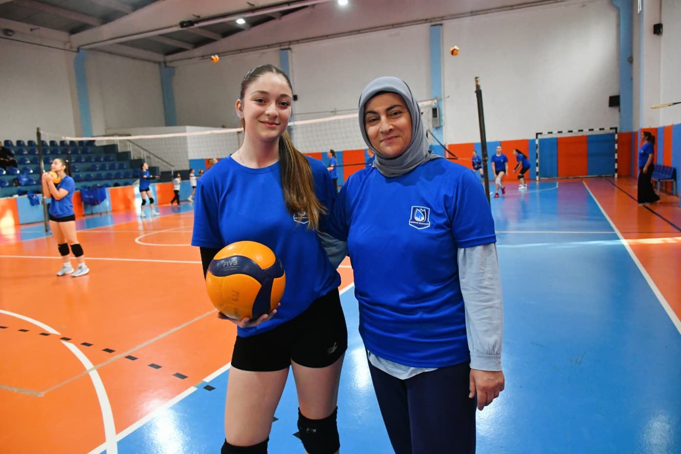 Sporcular ve anneleri aynı sahada buluştu
