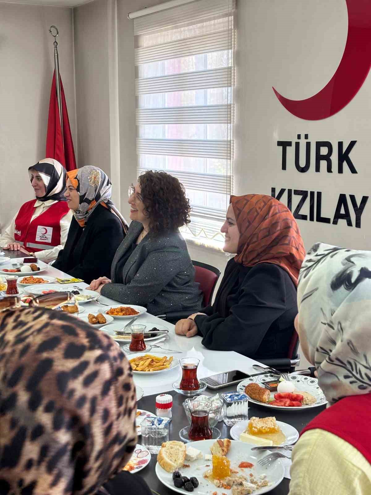 Kızılay’dan hem anne hem baba olan kadınlara Anneler Günü sürprizi