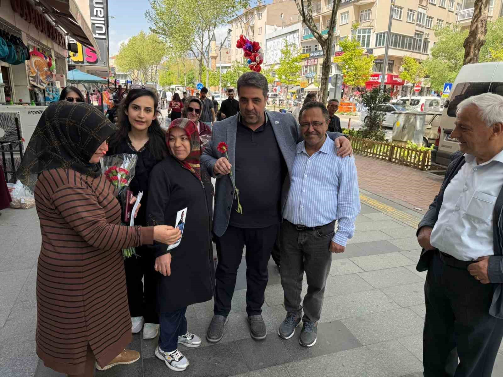 Sokaklardaki annelere karanfil dağıttılar
