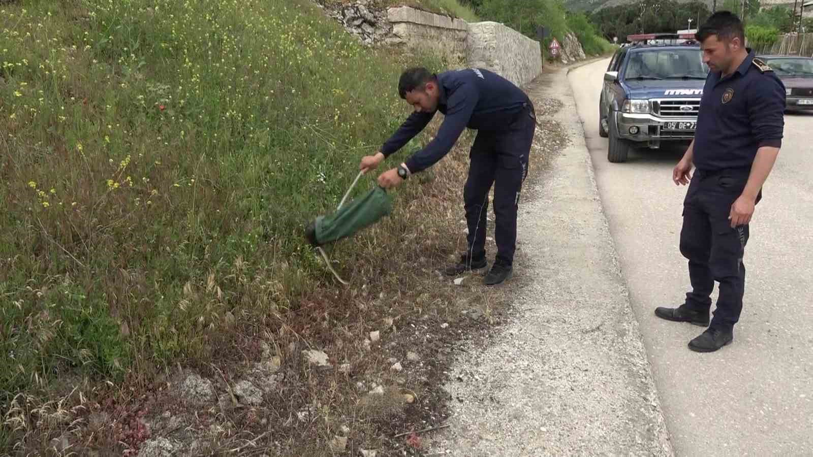 Otomobilin i&ccedil;ine giren 1,5 metrelik yılanı itfaiye erleri yakaladı
