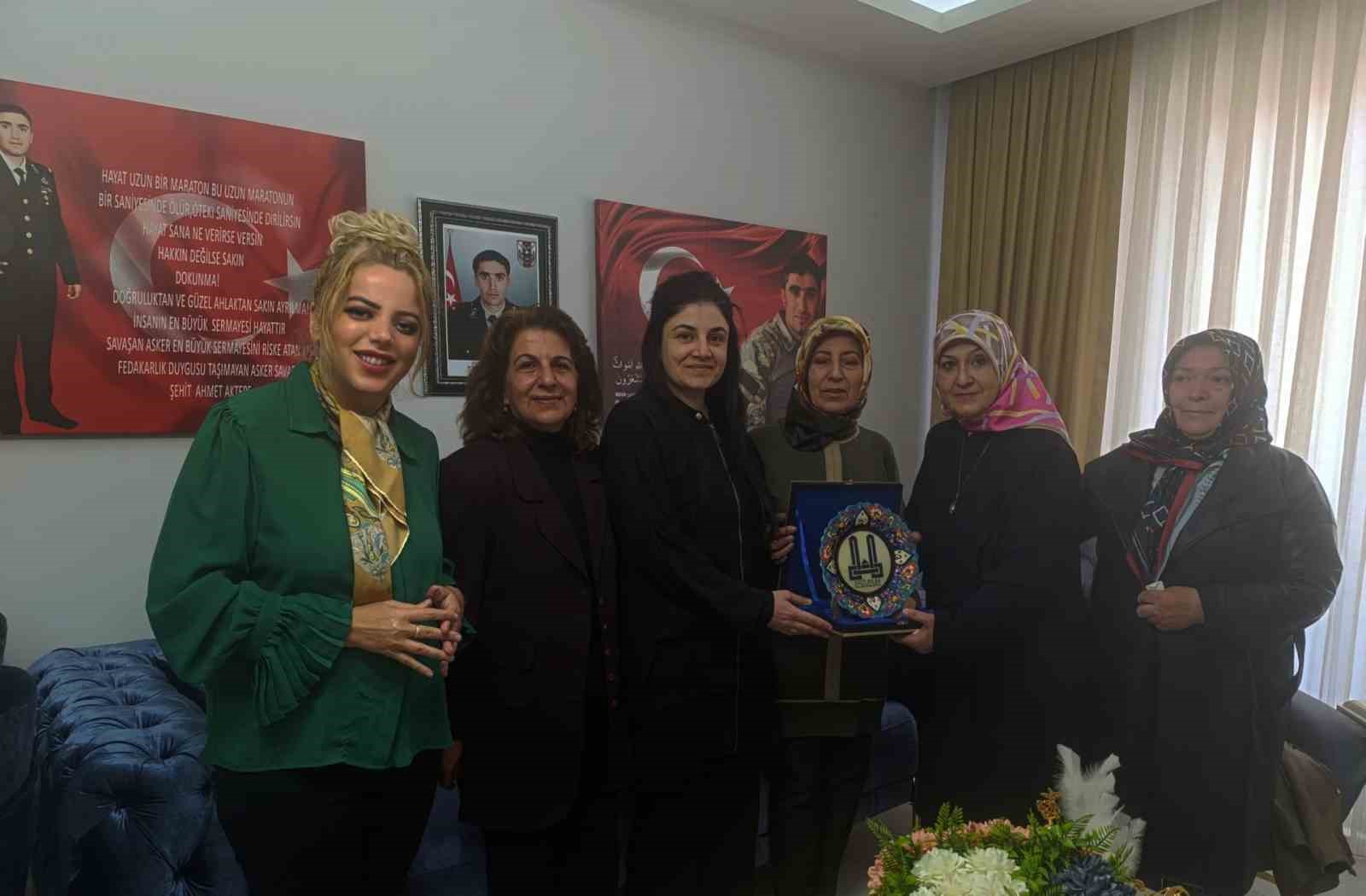 Erzurum&rsquo;da Anneler G&uuml;n&uuml;&rsquo;nde duygu dolu vefa ziyareti
