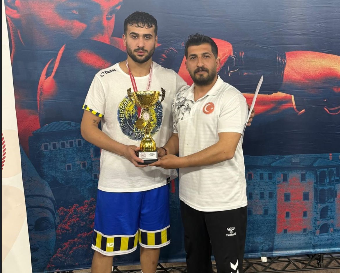 Bayburtlu boksör Toprak Salman Türkiye şampiyonu oldu