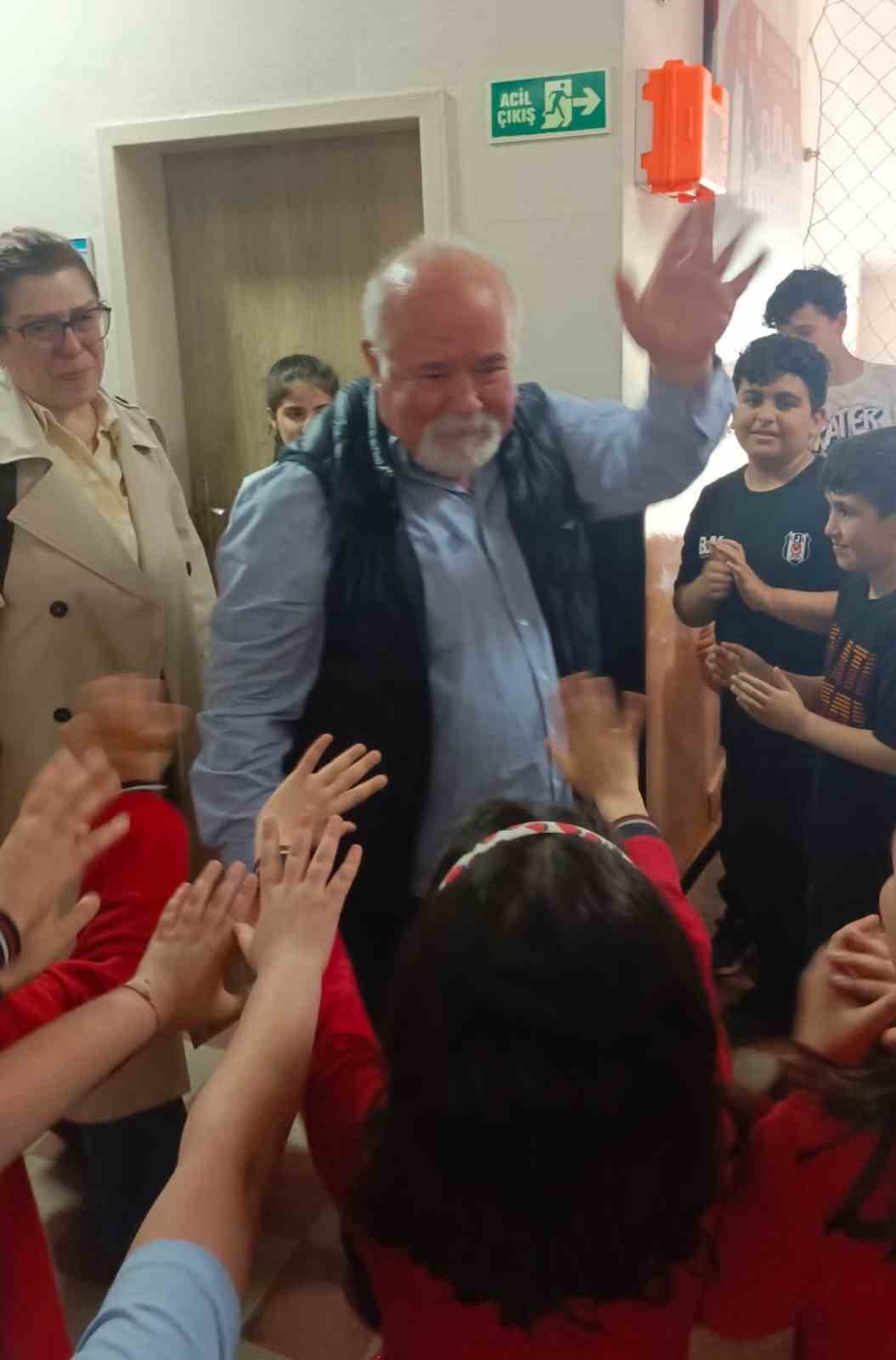 Emekliye ayrılan 43 yıllık öğretmen gözyaşlarıyla veda etti
