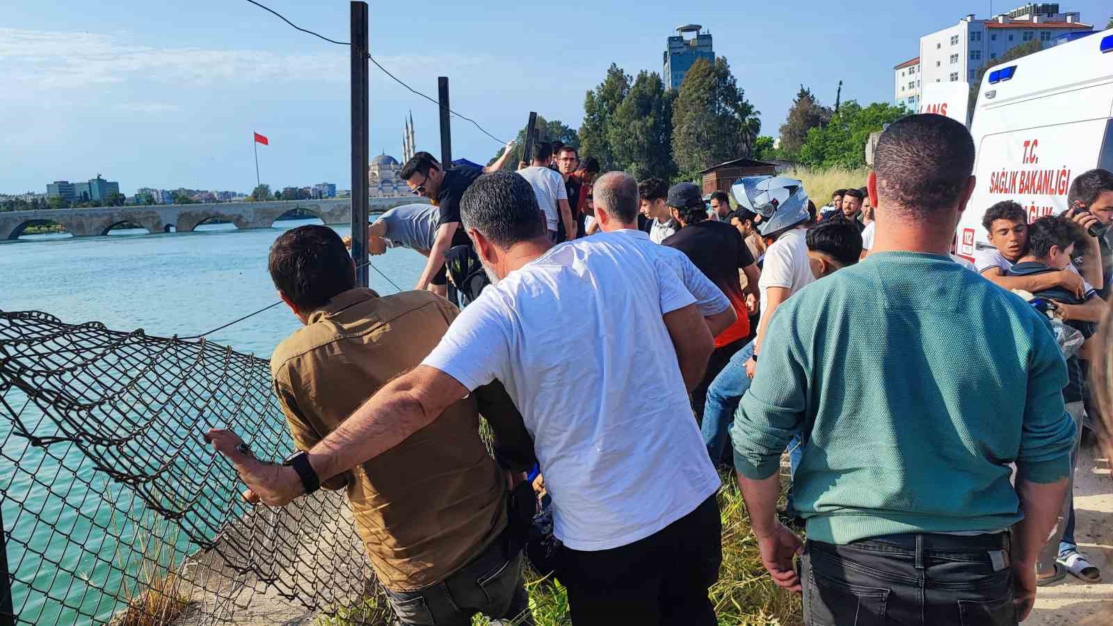 Adana&rsquo;da serinlemek i&ccedil;in girdiği nehirde kaybolan gen&ccedil; hastaneye kaldırıldı
