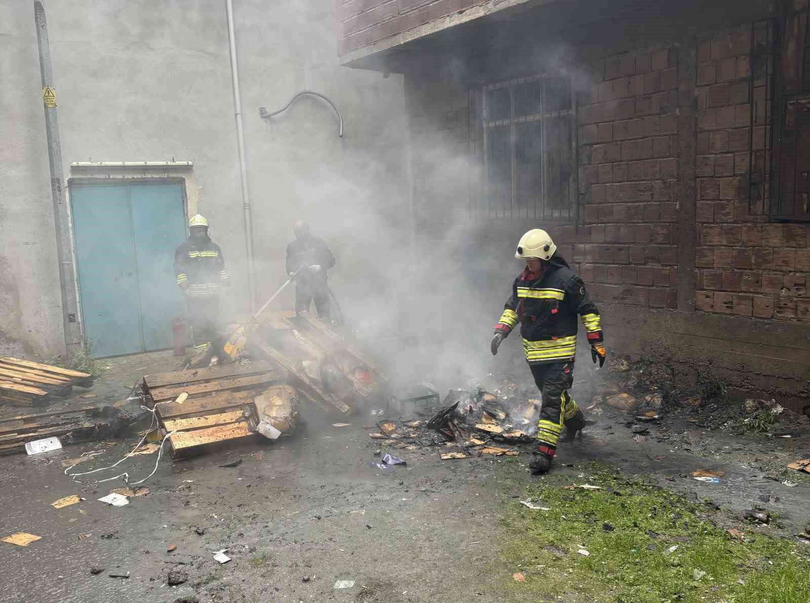 Ordu’da atık malzeme ve paletlerin bulunduğu alanda yangın