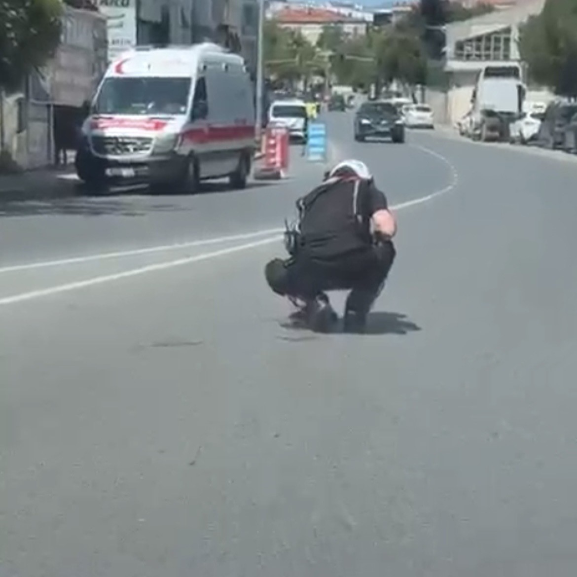 Otomobilin &ccedil;arpıp ka&ccedil;tığı kediyi yol kenarına alan polisler takdir topladı
