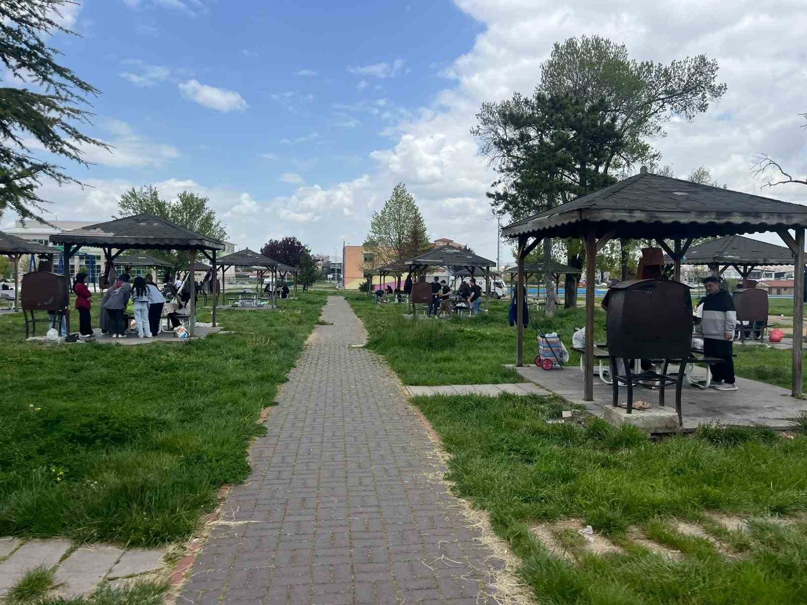 Havaların ısınması ile aileler parklara akın etti

