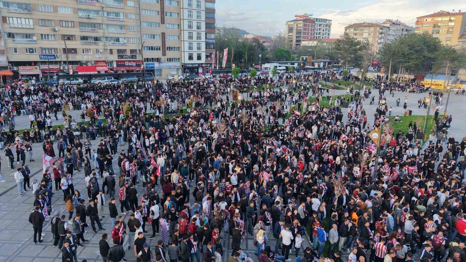 Elazığ&rsquo;da binlerce taraftar, dev ekranda ma&ccedil;ı izledi
