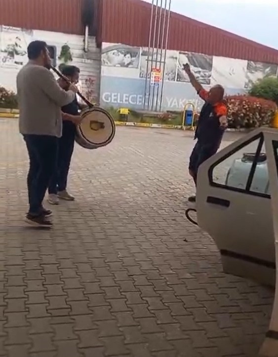 D&uuml;zce&rsquo;de akaryakıt istasyonunda renkli g&ouml;r&uuml;nt&uuml;ler: Klarnet&ccedil;i ve davulcu &ccedil;aldı, pompacı oynadı
