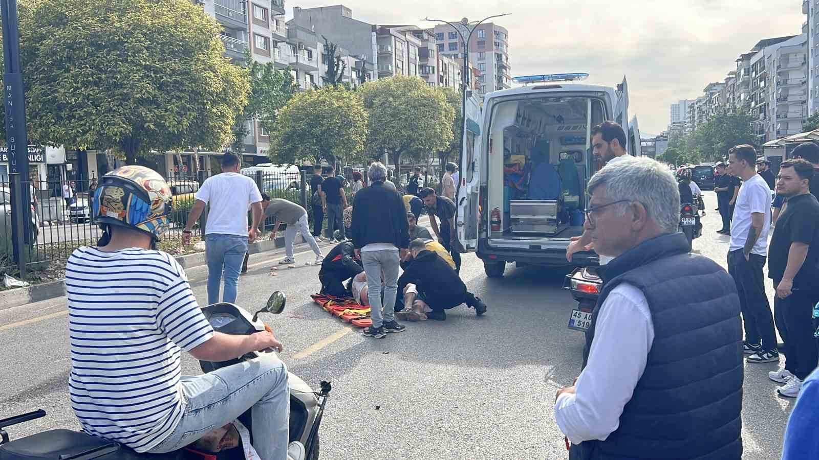 &Uuml;st ge&ccedil;itteki asans&ouml;rde kurtarma &ccedil;alışması yapılırken iki motosiklet &ccedil;arpıştı: 2 yaralı
