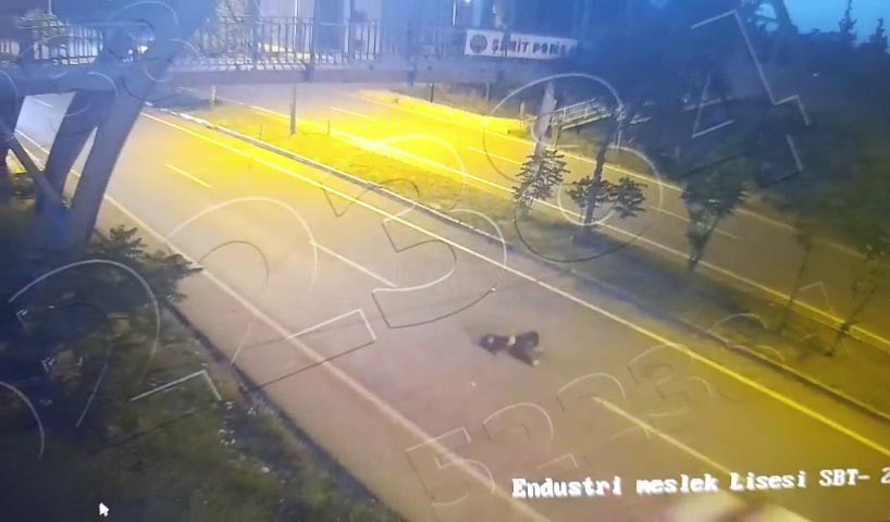 &Uuml;st ge&ccedil;itten atlayan 14 yaşındaki &ccedil;ocuğa otomobilin &ccedil;arptığı anlar kamerada

