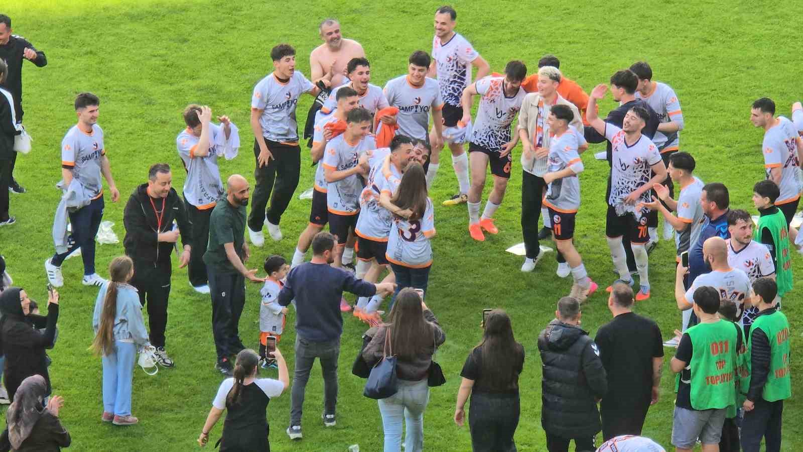 Şampiyonluk kutlamasında sürpriz evlilik teklifi